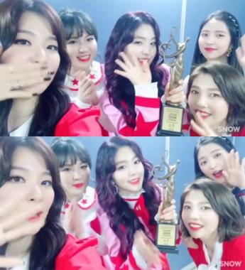 [스타SNS] 레드벨벳(Red Velvet), ‘서가대’ 본상 수상 인증샷 공개…‘예쁜 애 옆 예쁜 애’