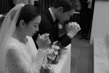 김태희♥비, 결혼식 중에도 발산하는 훈훈한 미모…‘시선 집중’