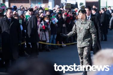 [UHD포토] 김현중, ‘팬들의 안전을 위해 멀찍이’