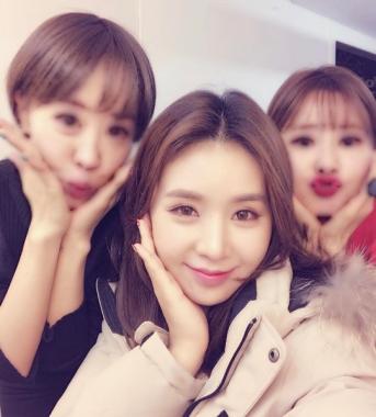 [스타SNS] 피에스타(FIESTAR) 차오루, 촬영 중 찰칵…‘빛나는 미모’