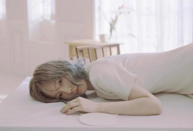 [스타SNS] 소녀시대(SNSD) 태연, 몽환적인 모습 공개…‘김태연이 뭔들 안 예뻐’