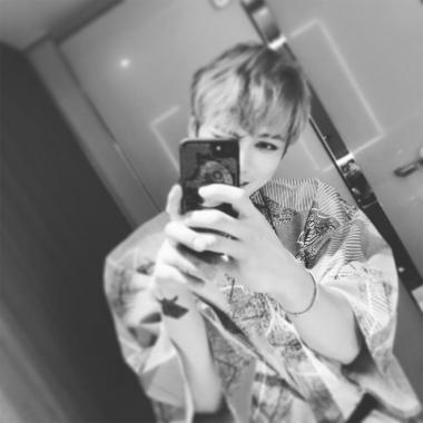 [스타SNS] 제이와이제이(JYJ) 김재중, “V앱에서 만나요^^”