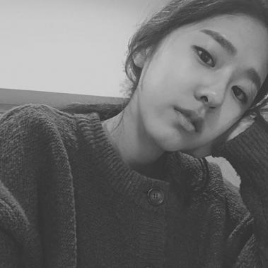 [스타SNS] 박혜수, 봄이 지나간 듯한 흑백 필터…“안녕 봄”