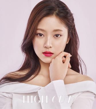 이달의 소녀 현진, 데이트 앞둔 메이크업 공개…‘로맨틱한 분위기’
