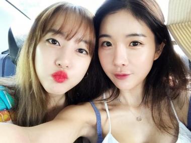 [스타SNS] 레인보우(RAINBOW) 조현영, 고우리와 함께 다정한 셀카…‘데뷔 7주년의 케미’