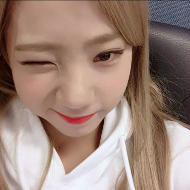 [스타SNS] 우주소녀(WJSN) 여름, 깜찍한 발산하는 눈빛 “오랜만에 윙크요정”