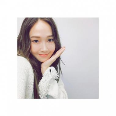 [스타SNS] 제시카(Jessica), 꽃받침 포즈 취하며…‘존재 자체가 꽃인데’