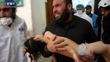 시리아 화학무기 공격으로 쓰러진 딸 도움 요청하는 아빠 [토픽]