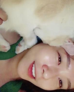 [스타SNS] 경수진, 청초한 쌩얼로 고양이 ‘만지작 만지작’