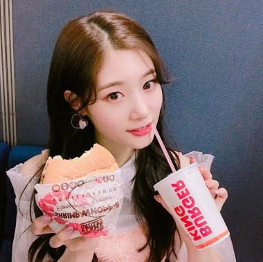 [스타SNS] 다이아(DIA) 정채연, “나랑 햄버거 먹을래?”