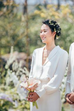 윤진서, 결혼식 사진 공개 ‘행복한 4월의 신부’