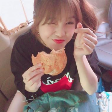 [스타SNS] 오마이걸(OH MY GIRL) 미미, 귀여운 빵 먹방으로 팬심 저격…‘최효정 보고 있나’