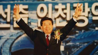 ‘노무현입니다’, 보도 스틸 12종으로 먼저 만나는 2002년 기적의 ‘역전 드라마’