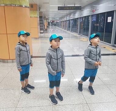 [스타SNS] 송일국 아들 삼둥이, 지하철 탐방기