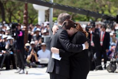 5·18 기념식, 김소형 위로 하는 문재인 대통령에 수화 통역사도 끝내 눈물