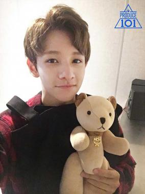 [스타SNS] 김사무엘, 곰돌이 들고 ‘사랑스러운 미소’