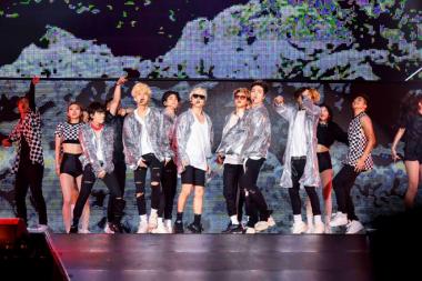 아이콘(iKON), 첫 일본 돔 투어의 포문 열어…다같이 ‘리듬타’