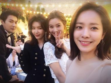 [스타SNS] 한지민, 윤소이-조성윤 결혼식 참석…환한 미소로 축하