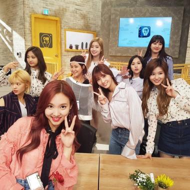 [스타근황] 솔비, 트와이스(TWICE)와 촬영 인증샷…‘아이돌 사이 로마 공주’