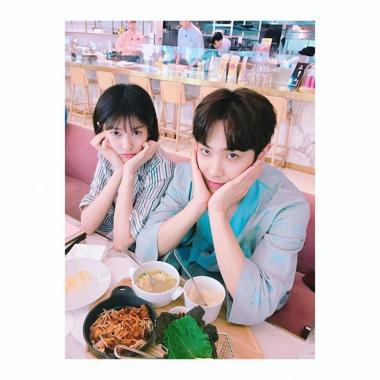 [스타근황] 정소민, 이준이랑 꽃받침하고 사랑스러움 발산…‘인생샷 공개’