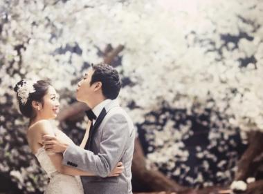 [스타근황] 장범준-송지수, 행복한 결혼식 사진 화제… 여전한 부부사랑 과시