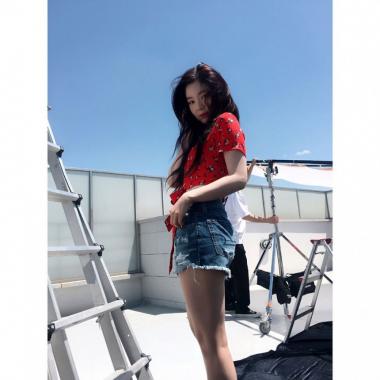 [스타근황] 레드벨벳(Red Velvet) 아이린, 화보 촬영장 컷 공개…‘꽃미모 배추’