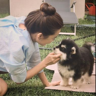 [스타근황] ‘윤식당’ 정유미, 강아지와 훈훈한 케미 발산