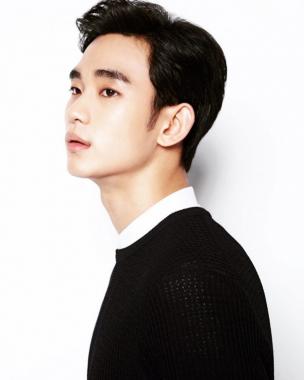 [스타근황] ‘리얼’ 김수현, 여심 녹이는 조각같은 외모…‘너무 잘생긴거 아니야?’