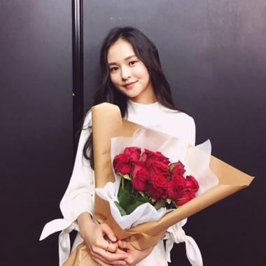 [스타근황] ‘엽기적인 그녀’ 김윤혜, 일등미모…‘꽃을 든 소녀’