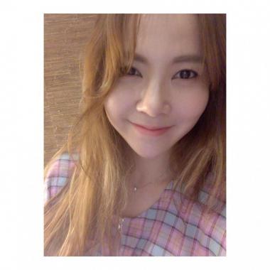 [스타근황] ‘레이먼킴’의 아내 김지우, 청순한 비주얼 새삼 화제 “애 엄마 맞아?”