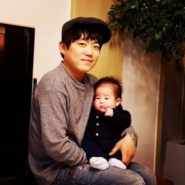 [스타근황] ‘라디오스타’ 송백경, 사랑스러운 아기와 함께…‘귀여운 아빠와 아들’