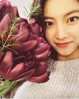 [스타 페이스북] ‘써클’ 공승연, 꽃보다 아름다운 미모 자랑…‘누가 꽃인지 모르겠는데요’
