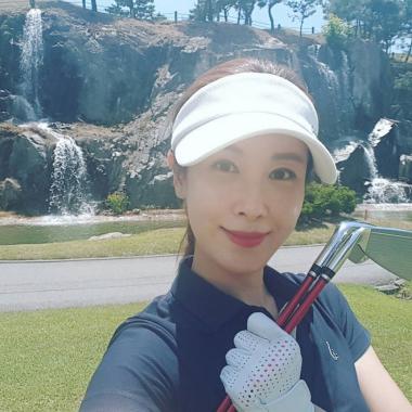 [스타 인스타그램] ‘아내의 자격’ 이태란, 골프 연습도 우아하게…‘여전한 아름다움’