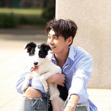 [스타 인스타그램] ‘파수꾼’ 김영광, 강아지와 함께 찰칵…‘여유로운 일상’