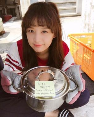 [스타 인스타그램] 김지원, 너무 귀여운 표정…“전해지지 못한 애라의 계란죽을 들고 인증샷”