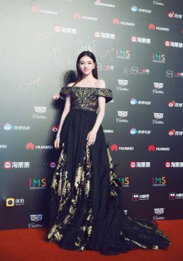 [스타 웨이보] 임윤, 화려한 레카 패션…‘레드카펫 빛낸 여신’