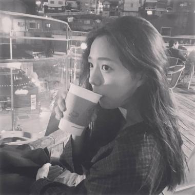 [스타 인스타그램] ‘최강 배달꾼’ 채수빈, 커피 마시는 모습도 화보네…‘너무 이뻐’