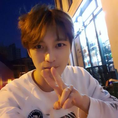 [스타근황] ‘맨홀’ 김재중, 훈훈한 비주얼 새삼 화제 “눈빛 봐 녹을 듯”