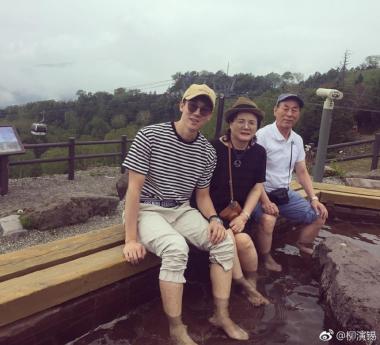 [스타근황] 유연석, 가족과 함께 일본 여행…‘훈훈’