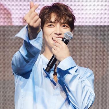 [스타근황] JYJ 김재중, 손하트 날리며 ‘팬바보 만렙’ 등극