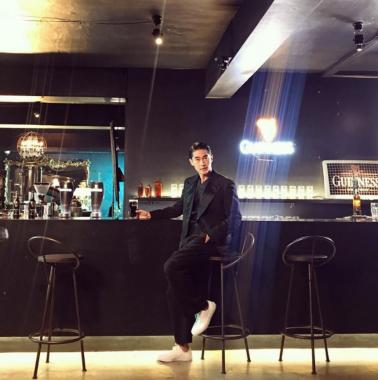 [스타근황] ‘무한도전’ 배정남, 긴다리 자랑하는 맥주광고 촬영사진 공개