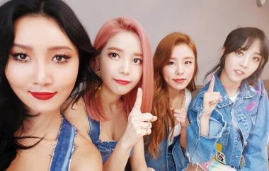 [스타근황] ‘가요광장’ 마마무(MAMAMOO), 1위 인증샷 공개…‘4인 4색’