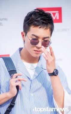 [HD포토] 위너(WINNER) 송민호, ‘선글라스 올리는 손짓에 심장이 쿵쾅쿵쾅’