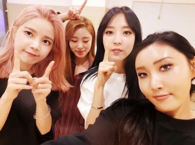 [스타근황] 마마무(MAMAMOO), 귀여운 1위 인증샷…“잠시 좀 울게여 무무...”