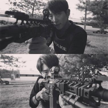 [스타근황] ‘크리미널마인드’ 이준기, 방탄조끼와 소총으로 무장한 모습에 여심 ‘흔들’