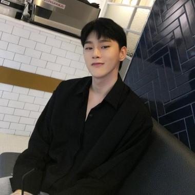 [스타근황] ‘프로듀스101 시즌2’ 권현빈, 풀네임 ‘권현빈 오빠’의 남다른 섹시미