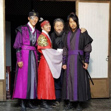 [스타근황] 허준호, 유승호-신현수-김서경과의 친근샷 공개…“이렇게 착한 아이들과 좋은작품 감사합니다”