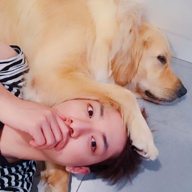 [근황] 씨엔블루(CNBLUE) 이정신, 강아지와 함께 귀여운 한 때…‘둘 다 귀여워’