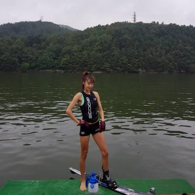 [근황] 최여진, 여름을 즐기는 방법…“스키타고 화보놀이. 오늘 방송도 봐주세요”