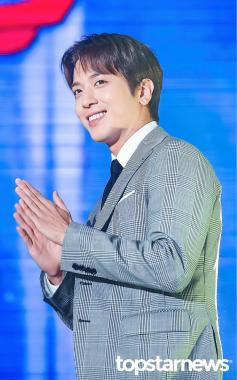 [HD포토] 씨엔블루(CNBLUE) 정용화, 팬들의 환호에 미소 한번 씨익